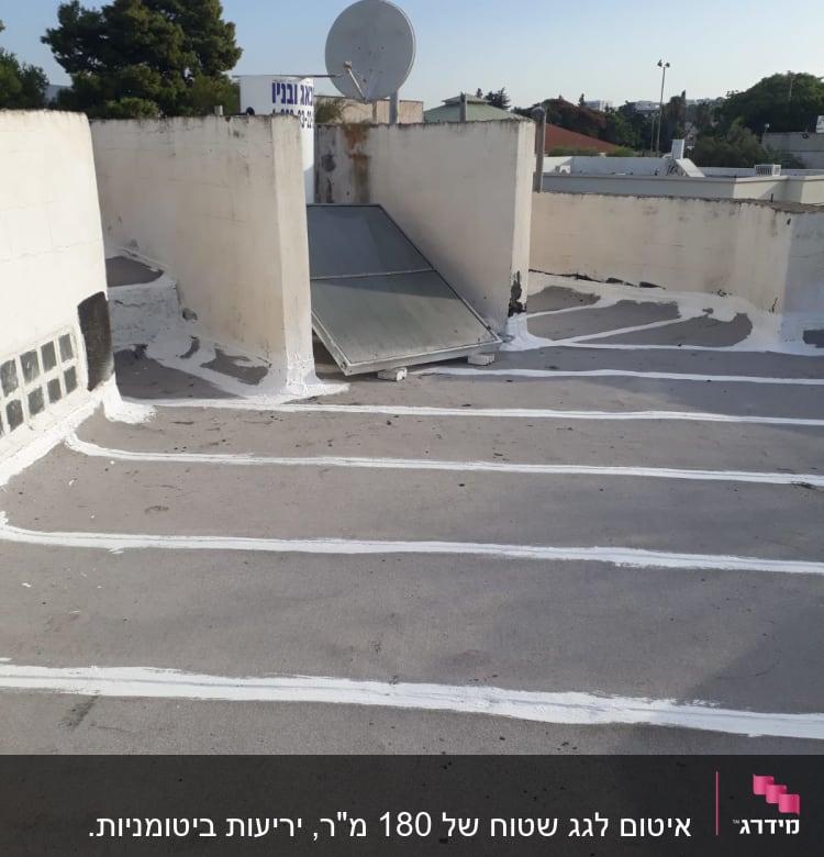 קווים לבנים של איטום על גג בטון
